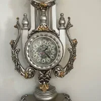 ساعت و میز