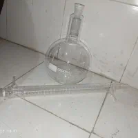 دوعدد وسیله آزمایشگاهی