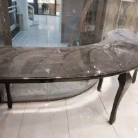 میز بزرگ منحنی