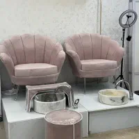 استخدام نیروی پدیکور در مرکز پوست و مو