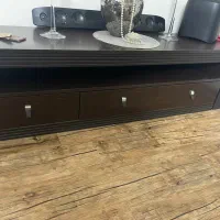 میز تلویزیون از چوب سنگ است