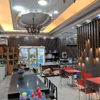 کار گر ساده شیرینی فروشی و ابمیوه بستنی