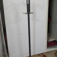 جا لباسی ایستاده