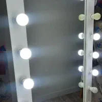 آینه قدی لامپ‌دار و چرخ‌دار