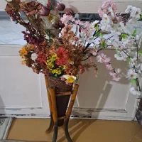 گل با گلدون با  میز تلویزیون فروشی