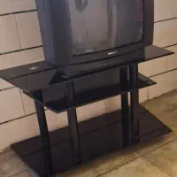 تلوزیون سالم به همراه میز تلوزیون