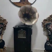 گرامافون چوبی مبله و ساعت چوبی دیواری