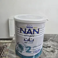 تعدادی قوطی شیر خشک