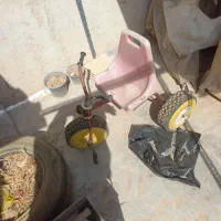 سه چرخه چرخ جلو خرابه و لوله فاضلاب