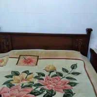 تخت خواب دو نفره.بهمراه یک پاتختی