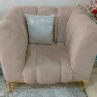 مبل ۷ نفره پایه طلایی در حد نو با میز و عسلی