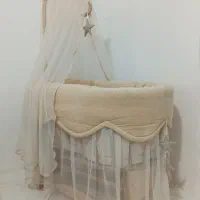 گهواره کنار مادر