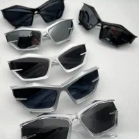 به یک نفر باز نشسته ناز مندیم