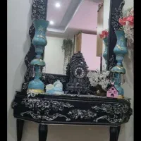 میز و اینه همراه ساعت