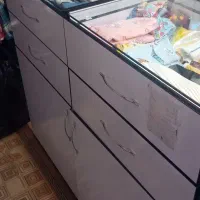 میز جلو یا ویترین مغازه