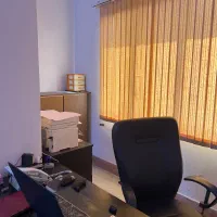 کارمند اداری در یک شرکت مواد شیمیایی آزمایشگاهی