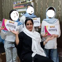 کاشت وخدمات ناخن وتمامی خدمات درسالن انجام میشود.