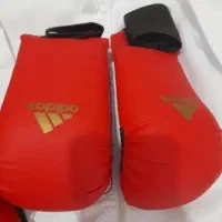 یه جفت دستکش کاراته و لباس کمربند سفید
