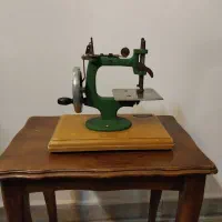 چرخ خیاطی قدیمی انگلیسی با قدمت بالای 80 سال|کلکسیون اشیاء عتیقه|تهران, جنت‌آباد مرکزی|دیوار