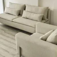 کارگر در فروشگاه مبلمان