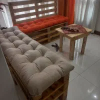 دوتا صندلی چوبی پالتی ۳ نفره و میز