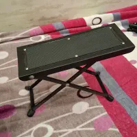 زیر پایی نوازنده موسیقی