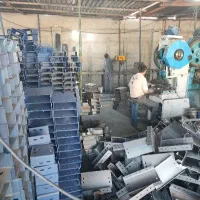 یک نفر برش کار قیچی هیدرولیک و فنی