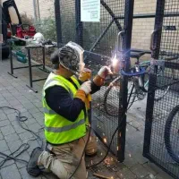 جوشکاری و پلاستر و آجر کاری