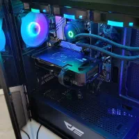 کامپیوتر گیمینگ با مانیتور و تجهیزات کاملا گیمینگ