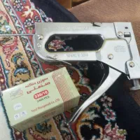 یک عدد منگنه کوب به همراه سورنش