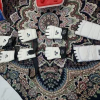 سه دست لباس تکواندو با هوگو و دستکش و ساق بند|تجهیزات ورزشی|مشهد, شهید آوینی|دیوار