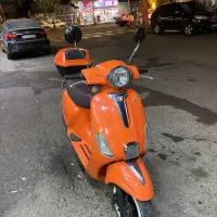 موتور وسپا نارنجی عروسک