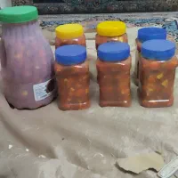 تعدادی خیارشور و سالاد فصل فروشی بهداشتی باکیفیت