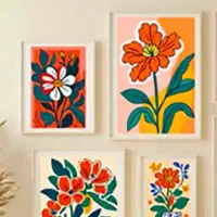 دونفر خانم جوان برای کار در کارگاه تولید قاب سازی