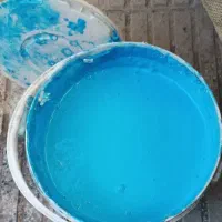 مقداری رنگ اکرلیک پلیمری استخری