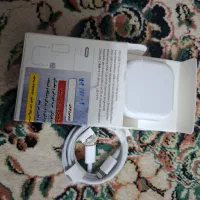 یک عدد آداپتور آیفون ، ۲۰وات پلمپ  با جعبه و کابل