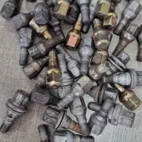 تعدادی پیچ چرخ پژو و سمند خانواده ایرانخودرو