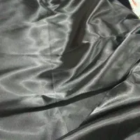 یک متر پارچه ساتن مشکی با دکمه