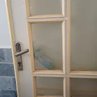 در چوبی رنگ شده قدیمی