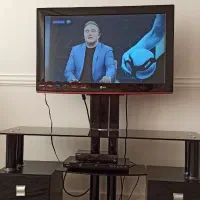 تلویزیون ۳۲ اینچ LG LCD و میز ترک به مارک آرچلیک|تلویزیون و پروژکتور|میاندوآب, |دیوار