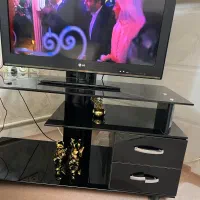 میز تلوزیون تمام شیشه و ساعت دیواری