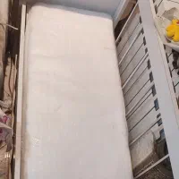 تخت کودک کنار مادر