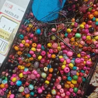 کلی مهره دستبند و چندتا سوزن مفت