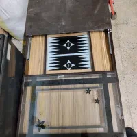 میز پذیرایی دارای تخته بازی و دو عدد عسلی