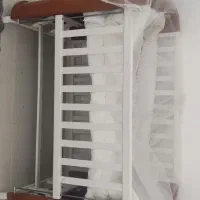 تخت و گهواره چوبی کنارتخت مادر