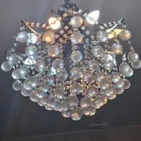 دو عدد لوستر کریستالی همراه یک دیوار کوب