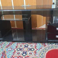 میزتلویزیون شیشه ای ۴کشو کاملا سالم