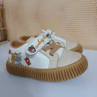 تعدادی کفش ودمپایی بچگانه سالم وبعضی نو