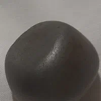 سنگی کوچک وسیاه به اندازه ی گردویی کوچک