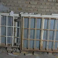 پنجره اهنی ۳ عدد با محافظ وبا شیشه سالم